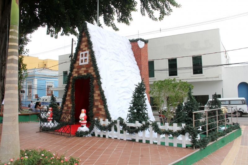 Acender das luzes no Centro Administrativo e cantata natalina abrem  atividades da Vila do Papai Noel – Prefeitura de Parauapebas